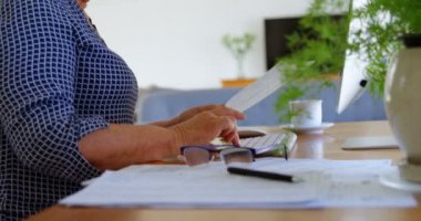 Etkin üst düzey kadın evde belgeleri 4 k arıyor