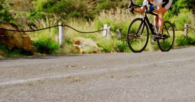 Üst düzey bisikletçi kırsal 4 k bir yolda Bisiklete binme