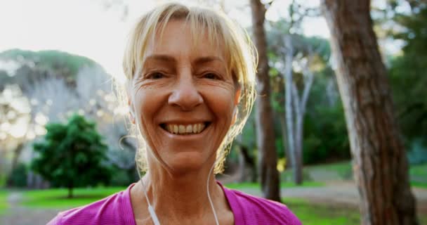 Retrato Mujer Mayor Sonriendo Parque — Vídeo de stock
