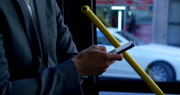 Střední Část Obchodní Pracovník Pomocí Mobilního Telefonu Při Cestování Autobuse — Stock video