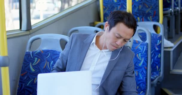 Geschäftsmann Steckt Kopfhörerbuchse Laptop Während Busfahrt — Stockvideo