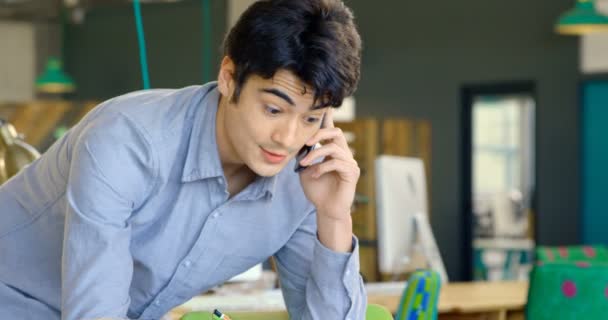 Νεαρά Αρσενικά Εκτελεστικό Μιλάμε Για Κινητό Τηλέφωνο Στο Γραφείο — Αρχείο Βίντεο