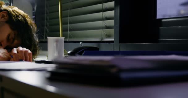 のオフィスでの机の上に寝ている男性のエグゼクティブ — ストック動画