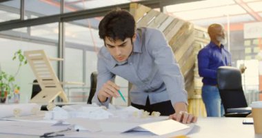 Erkek executive Office 4 k mimari model üzerinde çalışma