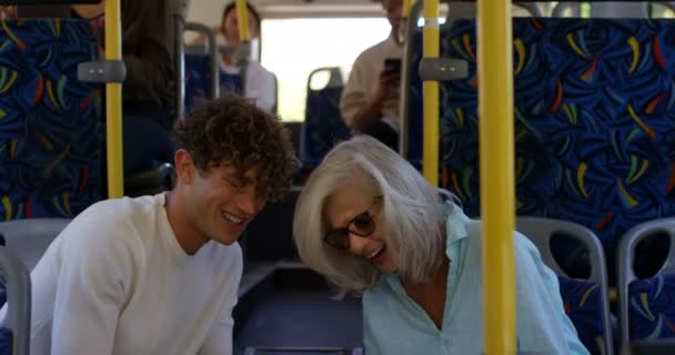 Счастливые Пассажиры Пользующиеся Ноутбуком Время Поездки Автобусе — стоковое видео