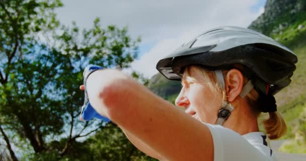 Ciclista Senior Activo Haciendo Ejercicio Campo — Vídeos de Stock