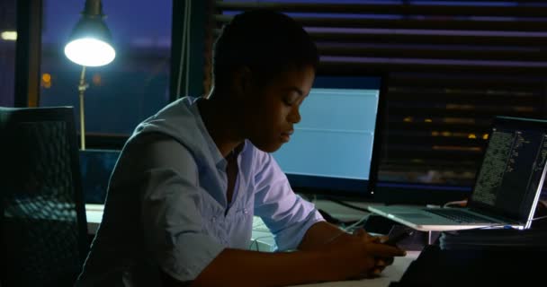 Ejecutiva Femenina Usando Teléfono Móvil Escritorio Oficina — Vídeo de stock