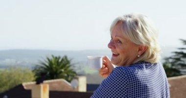 Üst düzey kadın kahve balkonda ev 4 k