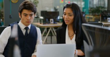 Şirket yöneticileri office 4 k içinde laptop üzerinde tartışıyor