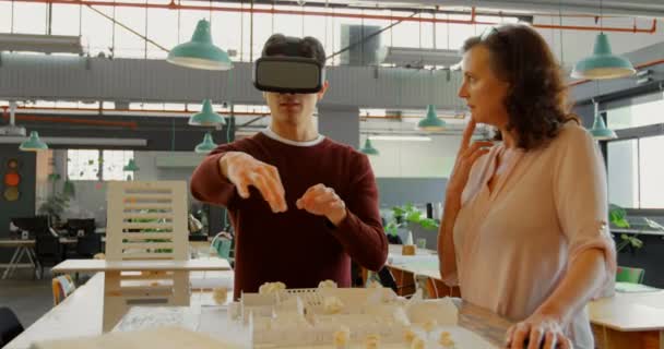 Führungskräfte Diskutieren Über Architekturmodell Während Sie Virtual Reality Headset Büro — Stockvideo