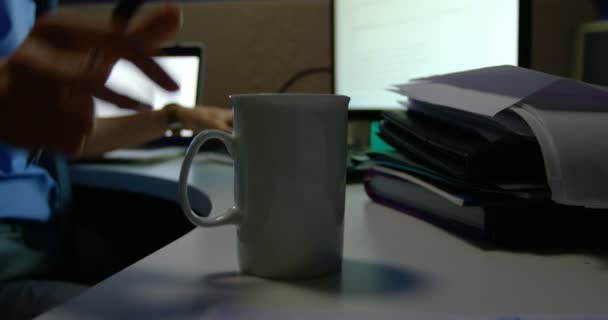 Homme Affaires Prenant Café Tout Travaillant Sur Ordinateur Bureau Dans — Video