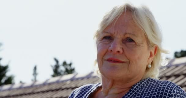 Närbild Senior Kvinna Som Står Terrass — Stockvideo