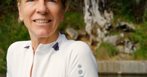 Ενεργό Ανώτερος Ποδηλάτης Χαμογελώντας Στην Ύπαιθρο — Αρχείο Βίντεο
