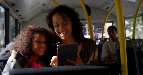幸せな通勤者バス 旅行中デジタル タブレットを使用して — ストック動画