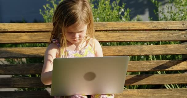 Onschuldig Meisje Met Laptop Tuin — Stockvideo