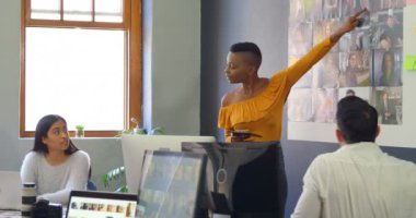 Office 4 k toplantıda fotoğraflarda üzerinde tartışırken iş arkadaşları