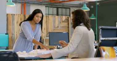 Kadın Yöneticiler Office 4 k mimari modeli üzerinde tartışıyor