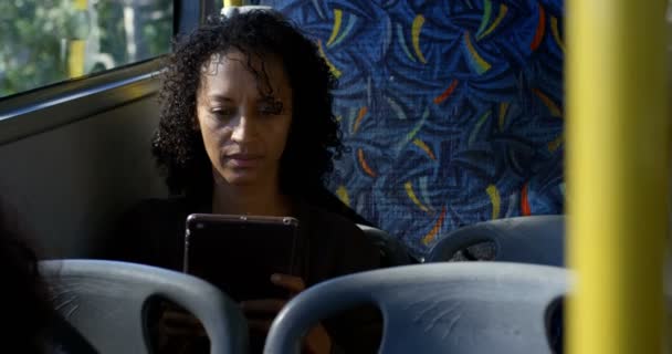 在公交车上使用数字平板电脑的年轻女性上班族 — 图库视频影像
