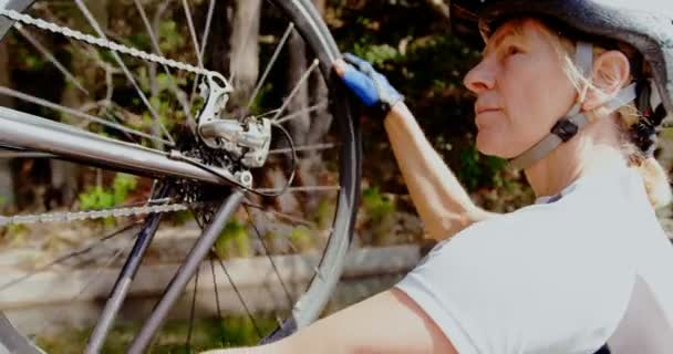 アクティブなシニア選手田舎 で自転車をチェック — ストック動画