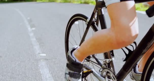 の田園地帯の道を先輩サイクリストの低いセクション — ストック動画