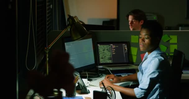 Ejecutiva Femenina Trabajando Computadora Escritorio Oficina — Vídeos de Stock