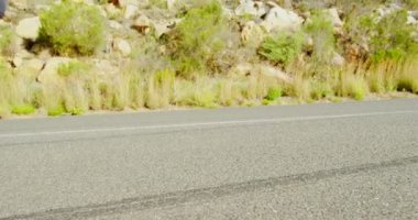 Kadın kıdemli kırsal 4 k bir yolda koşu arka görünümü