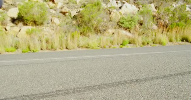 Vista Trasera Mujer Mayor Corriendo Una Carretera Campo — Vídeos de Stock