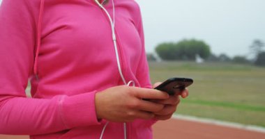Kadın atlet spor mekan 4 k cep telefonuyla orta bölümünde