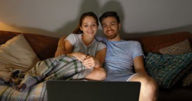 Mutlu çift ev 4 k laptop film izlerken