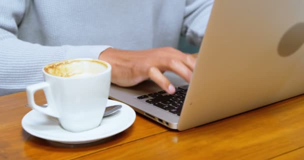 Zbliżenie Człowiek Kawę Podczas Korzystania Laptopa Café — Wideo stockowe