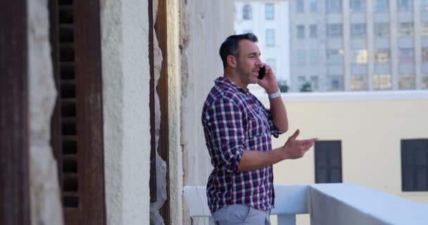 Hombre Hablando Por Teléfono Móvil Balcón Casa — Vídeo de stock