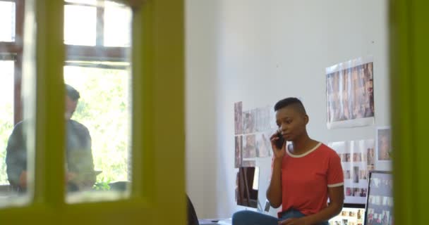 Graphiste Féminine Parlant Sur Téléphone Portable Bureau — Video