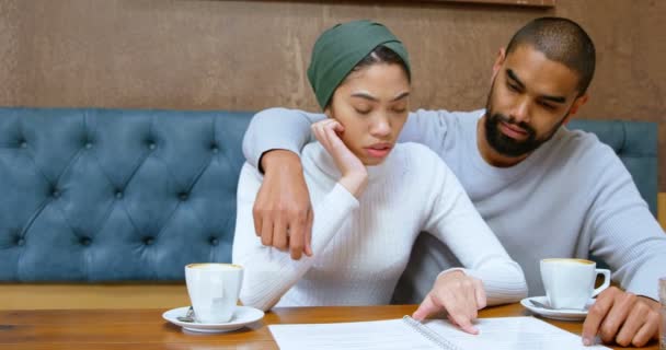 Pareja Joven Discutiendo Tarjeta Menú Cafetería — Vídeos de Stock