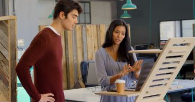 Genç Yöneticiler office 4 k içinde laptop üzerinde tartışıyor