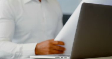 Erkek yönetici çalışma masasında 4k ofiste Close-up