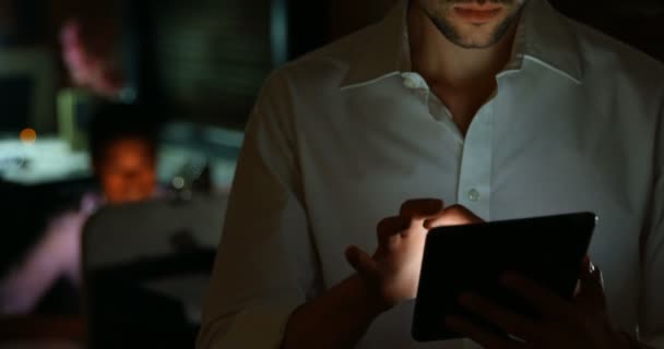 Joven Ejecutivo Masculino Usando Tableta Digital Oficina — Vídeos de Stock