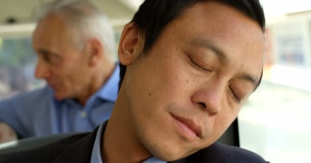 Чоловічий Бізнес Комісар Спить Під Час Подорожі Автобусі — стокове відео