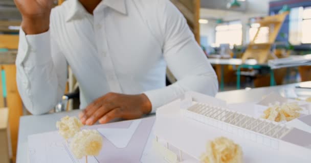 Nahaufnahme Von Nachdenklichen Führungskräften Die Schreibtisch Büro Sitzen — Stockvideo