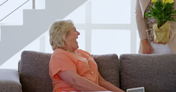 Mujer Dando Ramo Flores Madre Sala Estar Casa — Vídeos de Stock