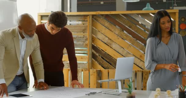 细心的高管在办公室4K 的办公桌前工作 — 图库视频影像