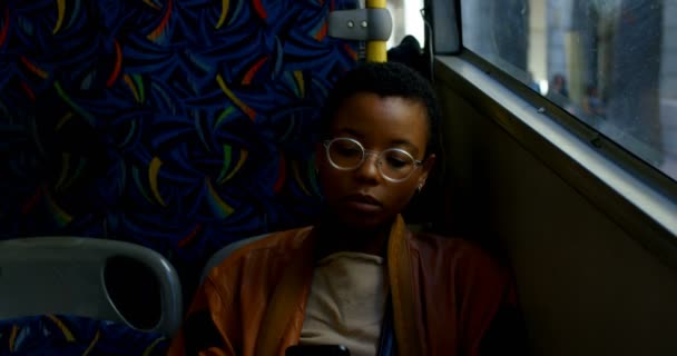 乘坐公交车旅行时使用手机的年轻女性上班族 — 图库视频影像