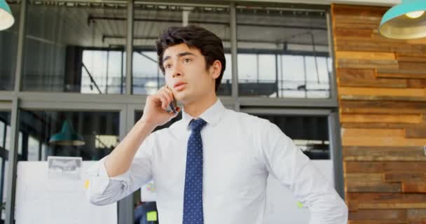 Mężczyzna Executive Rozmowy Telefon Komórkowy Biurze — Wideo stockowe