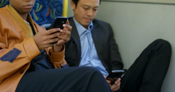 Jóvenes Viajeros Que Utilizan Teléfono Móvil Mientras Viajan Autobús — Vídeos de Stock