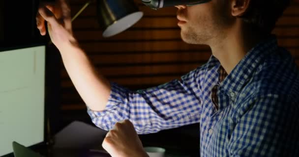 Чоловік Виконавчий Дивиться Через Окуляри Віртуальної Реальності Сидячи Столом — стокове відео