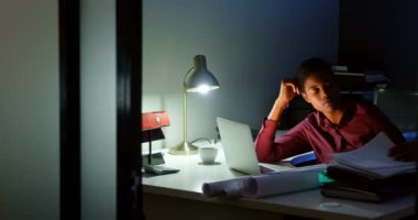 Kadın yönetici ofis masasında oturan vurguladı 