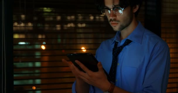 Mannelijke Uitvoerend Met Behulp Van Digitale Tablet Tijdens Het Gesprek — Stockvideo