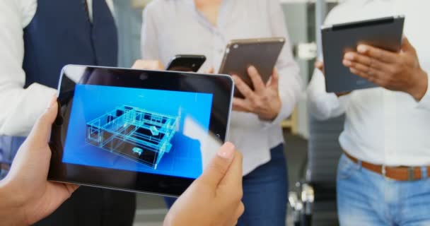 Κοντινό Πλάνο Του Εκτελεστικού Χρησιμοποιώντας Ψηφιακό Tablet Στο Γραφείο — Αρχείο Βίντεο