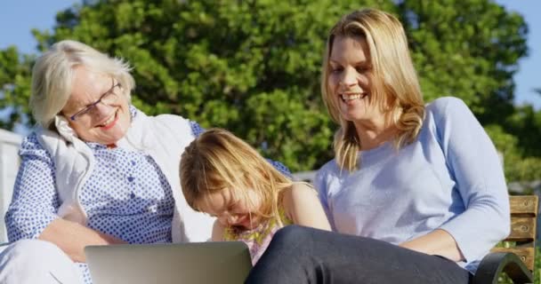 Famille Multi Génération Regardant Album Photo Dans Jardin Par Une — Video