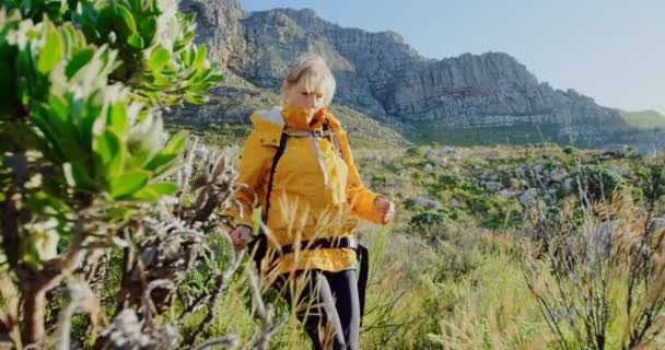 Senior Vrouw Wandelen Landschap Een Zonnige Dag — Stockvideo