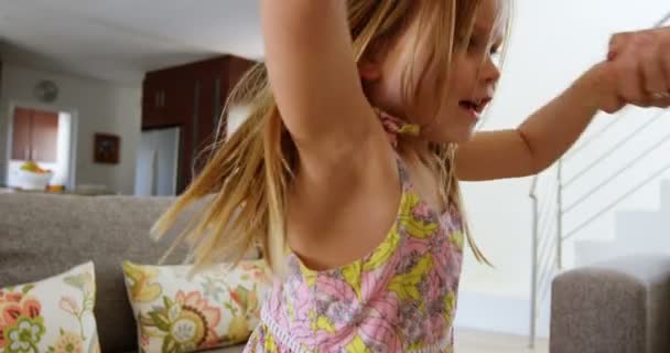 Γκρο Πλαν Γιαγιά Παίζει Την Εγγονή Της Στο Σπίτι — Αρχείο Βίντεο